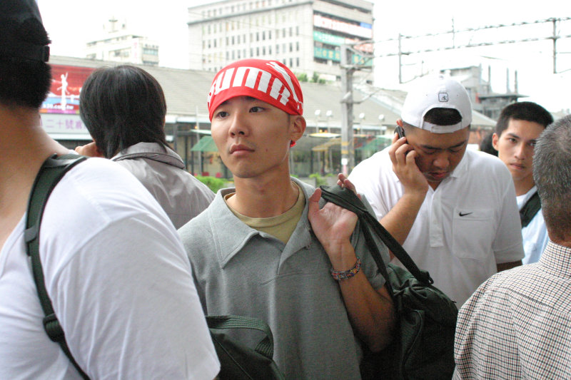 月台旅客特寫2005台中火車站台灣鐵路旅遊攝影