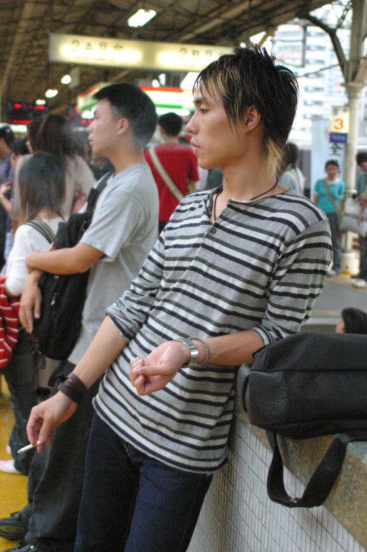 月台旅客特寫2005台中火車站台灣鐵路旅遊攝影