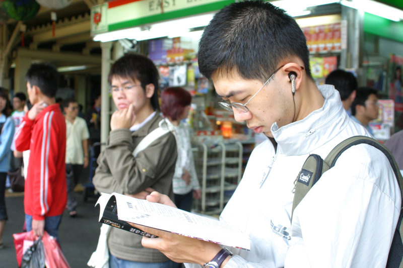 月台旅客特寫2005台中火車站台灣鐵路旅遊攝影