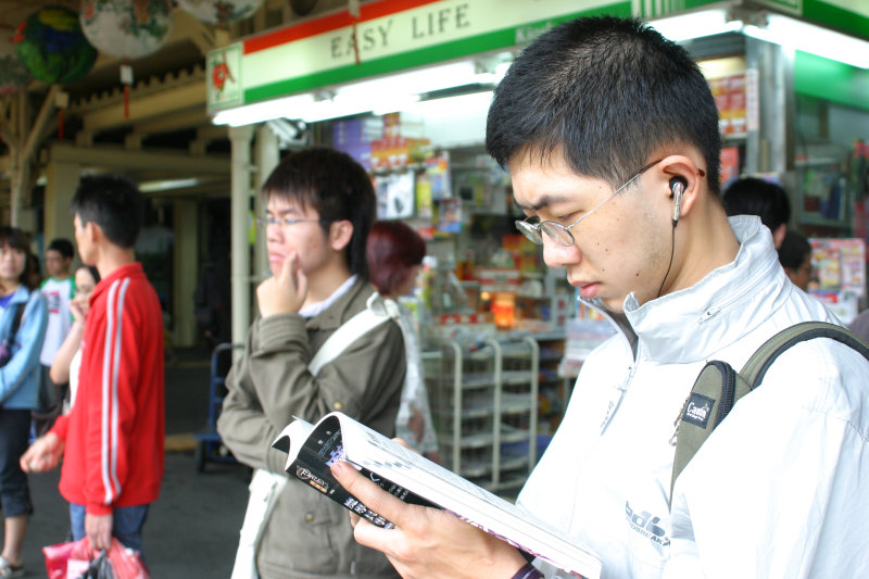 月台旅客特寫2005台中火車站台灣鐵路旅遊攝影