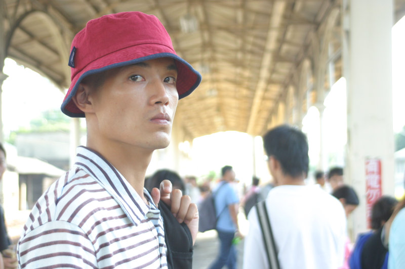 月台旅客特寫2005台中火車站台灣鐵路旅遊攝影