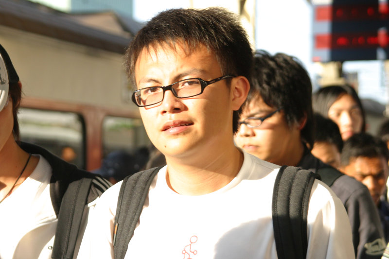 月台旅客特寫2005台中火車站台灣鐵路旅遊攝影