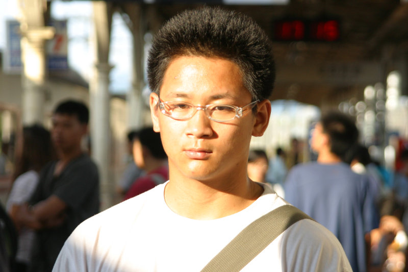 月台旅客特寫2005台中火車站台灣鐵路旅遊攝影
