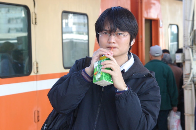 月台旅客特寫2005台中火車站台灣鐵路旅遊攝影