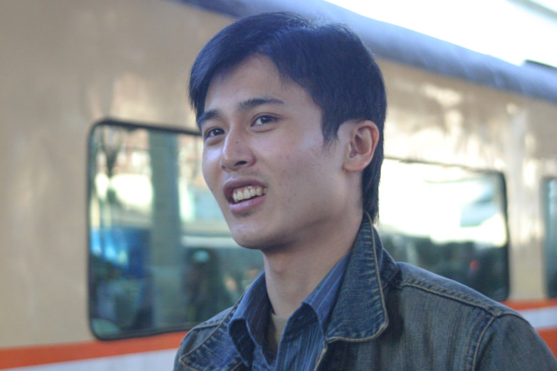 月台旅客特寫2005台中火車站台灣鐵路旅遊攝影