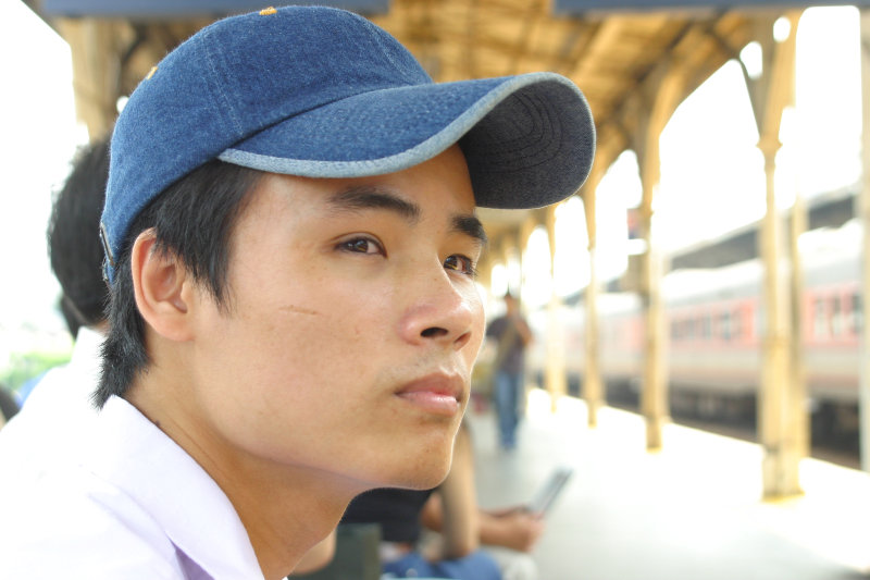 月台旅客特寫2005台中火車站台灣鐵路旅遊攝影