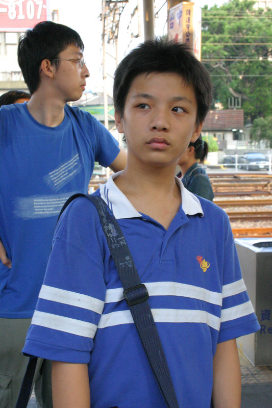 月台旅客特寫2005台中火車站台灣鐵路旅遊攝影