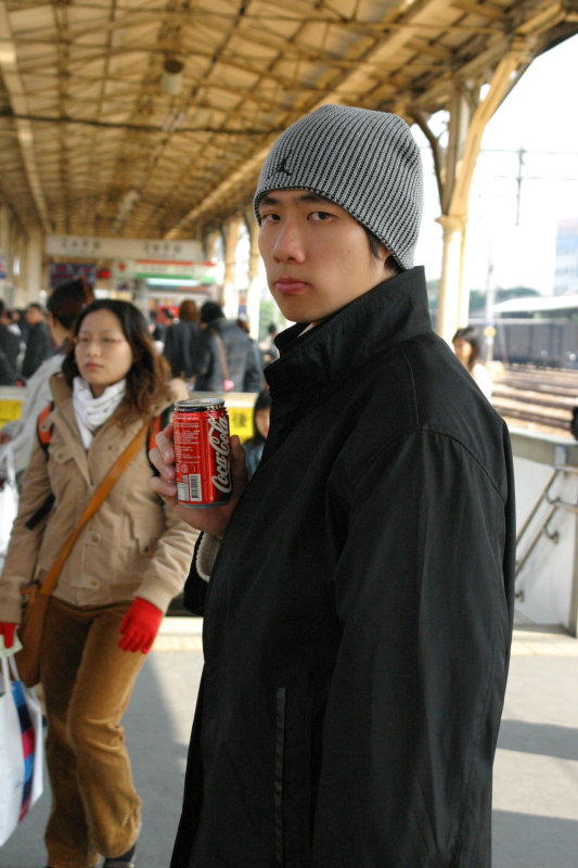 月台旅客特寫2005台中火車站台灣鐵路旅遊攝影