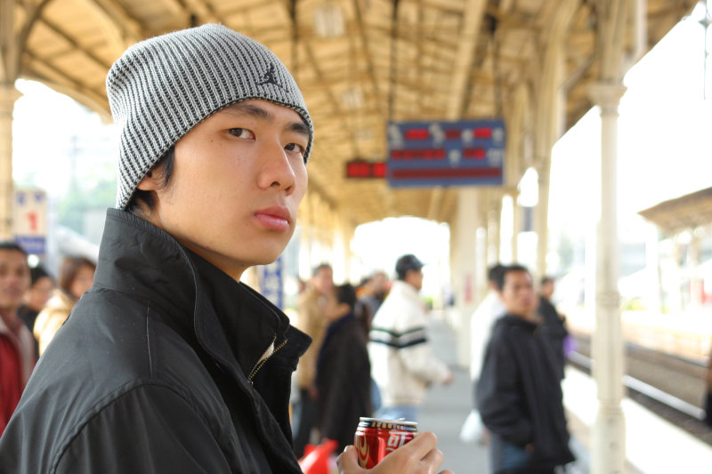 月台旅客特寫2005台中火車站台灣鐵路旅遊攝影