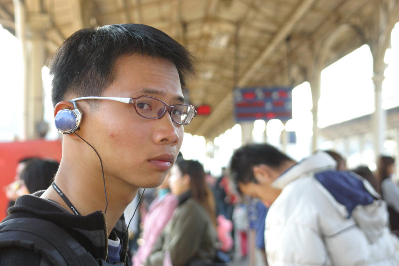 月台旅客特寫2005台中火車站台灣鐵路旅遊攝影