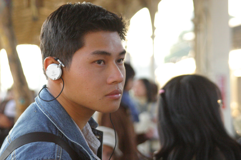 月台旅客特寫2005台中火車站台灣鐵路旅遊攝影