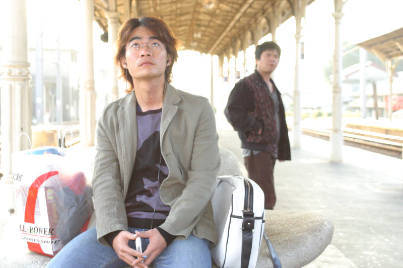 月台旅客特寫2005台中火車站台灣鐵路旅遊攝影