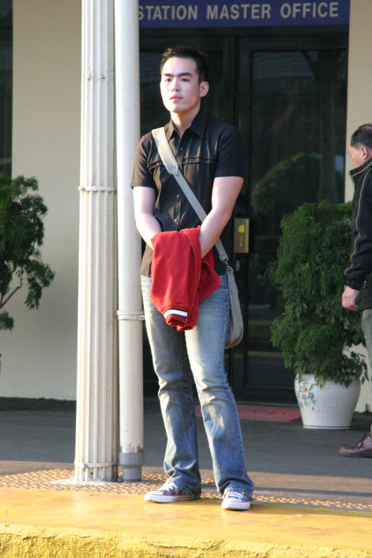 月台旅客特寫2005台中火車站台灣鐵路旅遊攝影