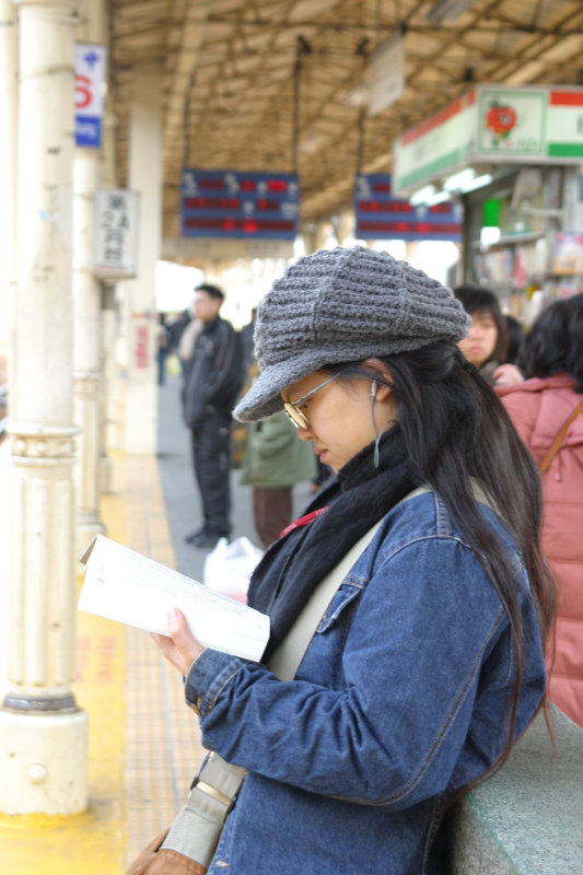 月台旅客特寫2005台中火車站台灣鐵路旅遊攝影