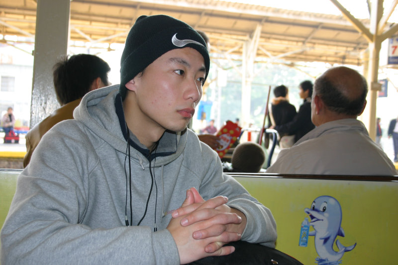 月台旅客特寫2005台中火車站台灣鐵路旅遊攝影