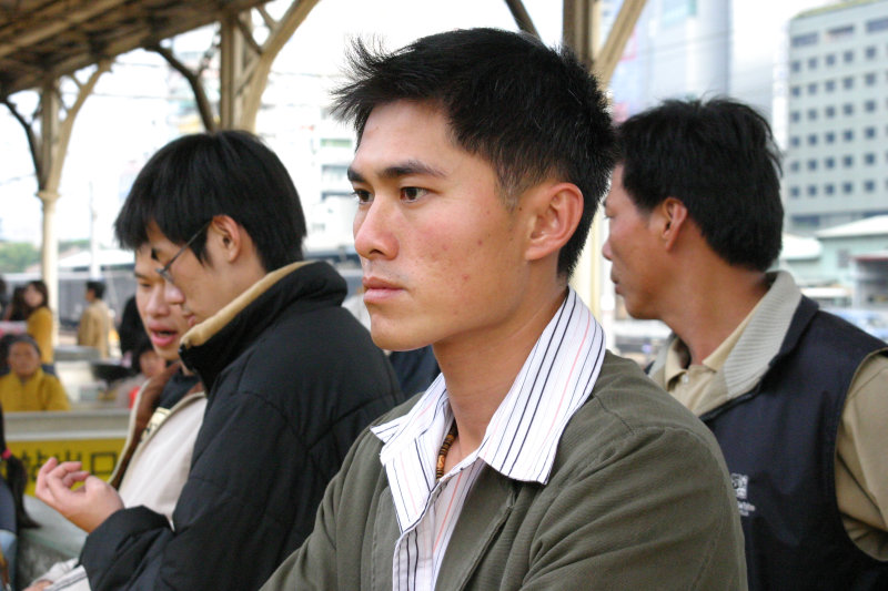 月台旅客特寫2005台中火車站台灣鐵路旅遊攝影