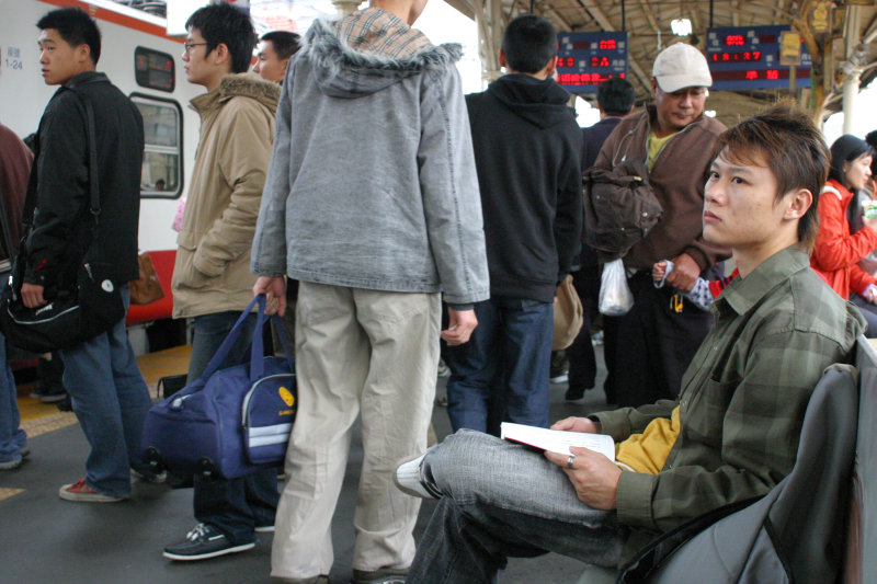 月台旅客特寫2005台中火車站台灣鐵路旅遊攝影