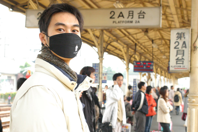 月台旅客特寫2005台中火車站台灣鐵路旅遊攝影