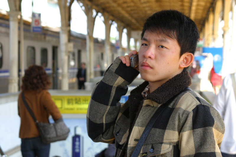 月台旅客特寫2005台中火車站台灣鐵路旅遊攝影