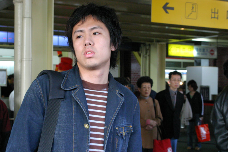 月台旅客特寫2005台中火車站台灣鐵路旅遊攝影