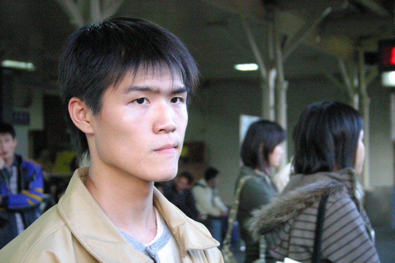 月台旅客特寫2005台中火車站台灣鐵路旅遊攝影