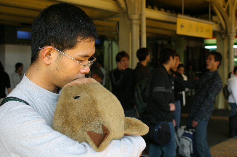 月台旅客特寫2005台中火車站台灣鐵路旅遊攝影