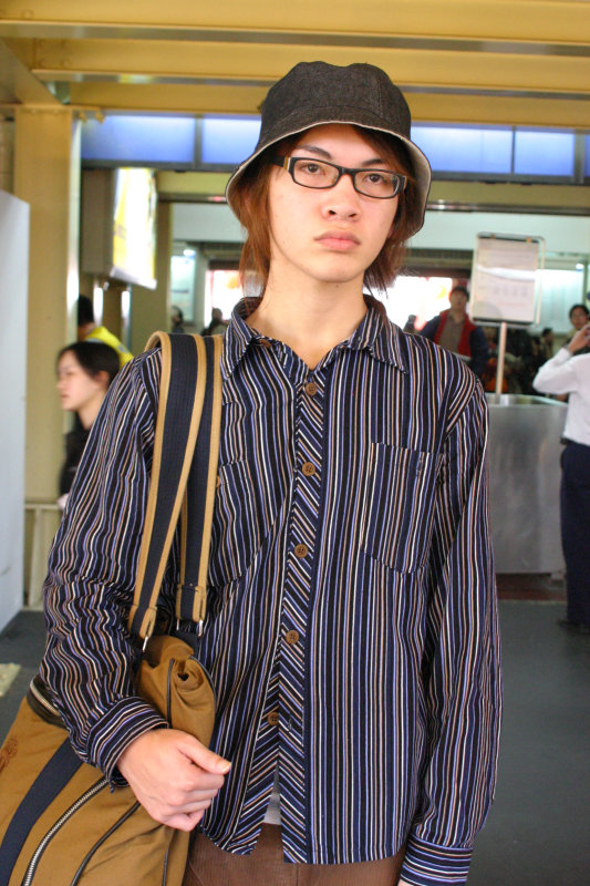 月台旅客特寫2005台中火車站台灣鐵路旅遊攝影