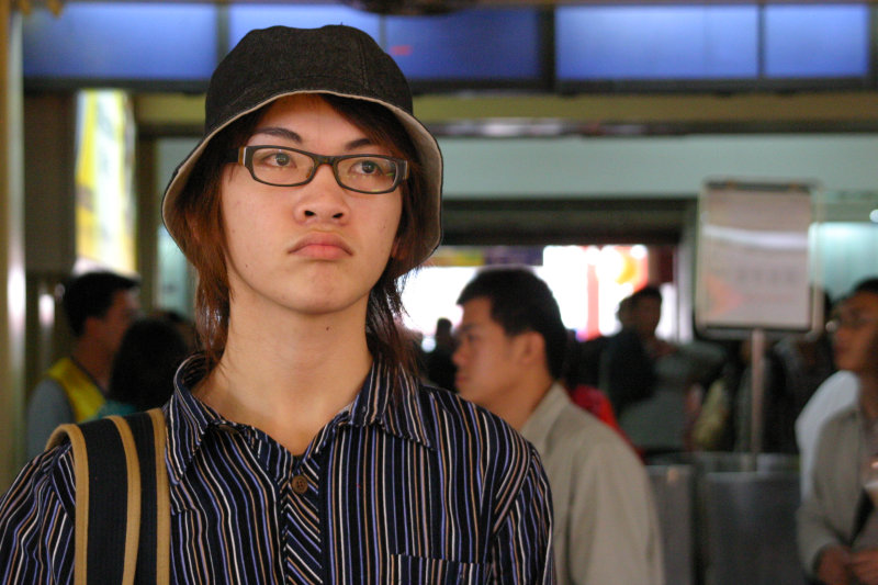 月台旅客特寫2005台中火車站台灣鐵路旅遊攝影