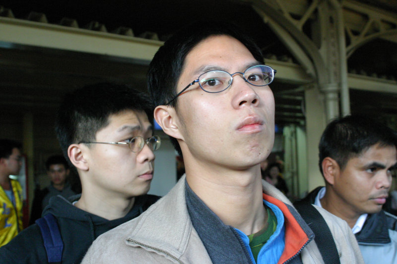 月台旅客特寫2005台中火車站台灣鐵路旅遊攝影