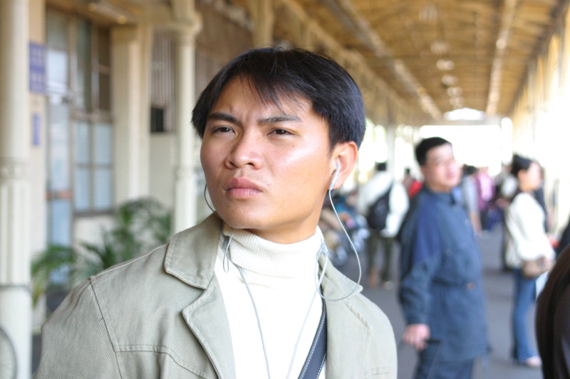 月台旅客特寫2005台中火車站台灣鐵路旅遊攝影