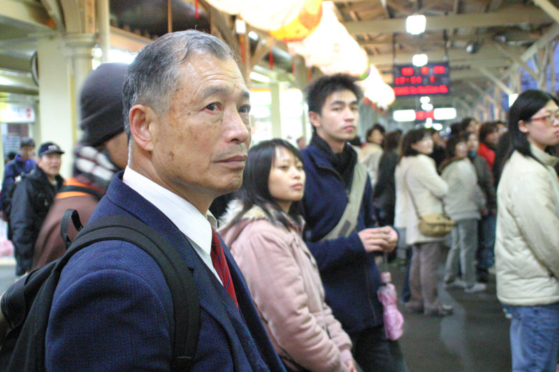 月台旅客特寫2005台中火車站台灣鐵路旅遊攝影