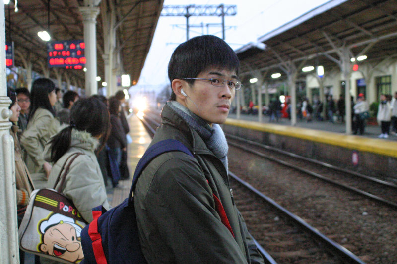 月台旅客特寫2005台中火車站台灣鐵路旅遊攝影