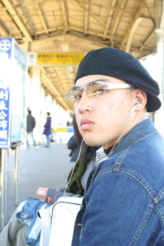 月台旅客特寫2005台中火車站台灣鐵路旅遊攝影