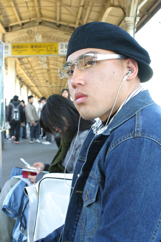 月台旅客特寫2005台中火車站台灣鐵路旅遊攝影