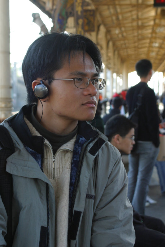 月台旅客特寫2005台中火車站台灣鐵路旅遊攝影