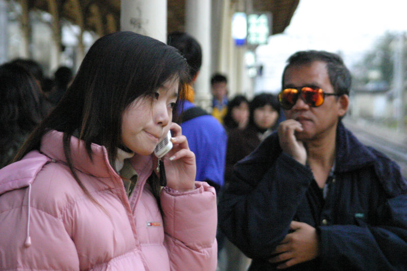 月台旅客特寫2005台中火車站台灣鐵路旅遊攝影