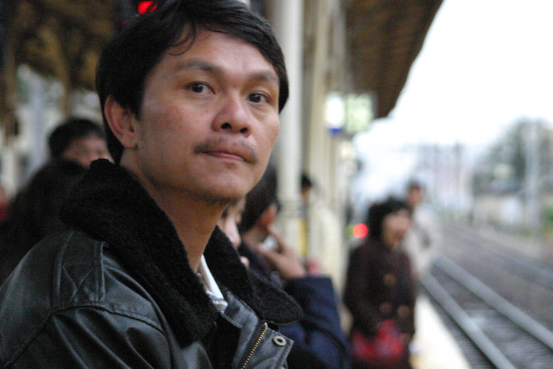 月台旅客特寫2005台中火車站台灣鐵路旅遊攝影