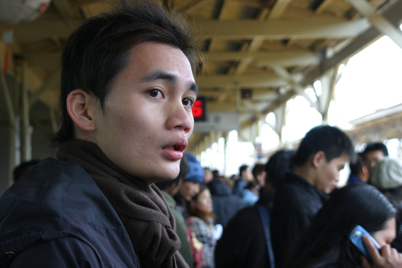 月台旅客特寫2005台中火車站台灣鐵路旅遊攝影
