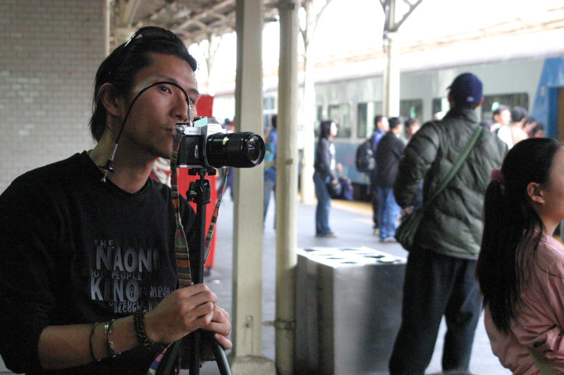 月台旅客特寫2005台中火車站台灣鐵路旅遊攝影