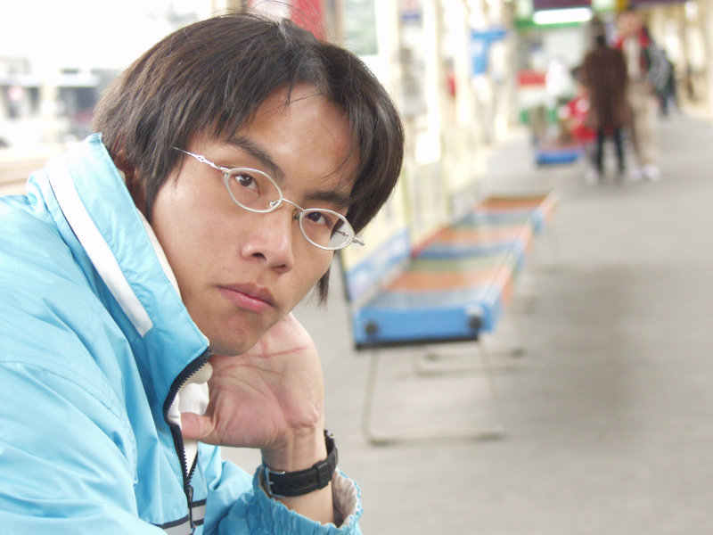 月台旅客特寫2005台中火車站台灣鐵路旅遊攝影