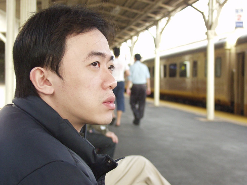 月台旅客特寫2005台中火車站台灣鐵路旅遊攝影