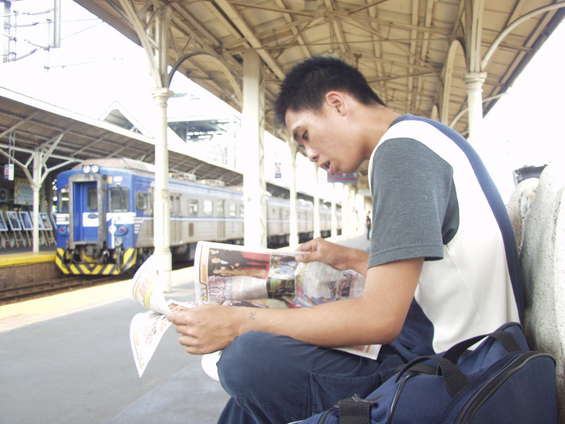 月台旅客特寫2005台中火車站台灣鐵路旅遊攝影