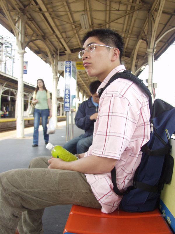 月台旅客特寫2005台中火車站台灣鐵路旅遊攝影