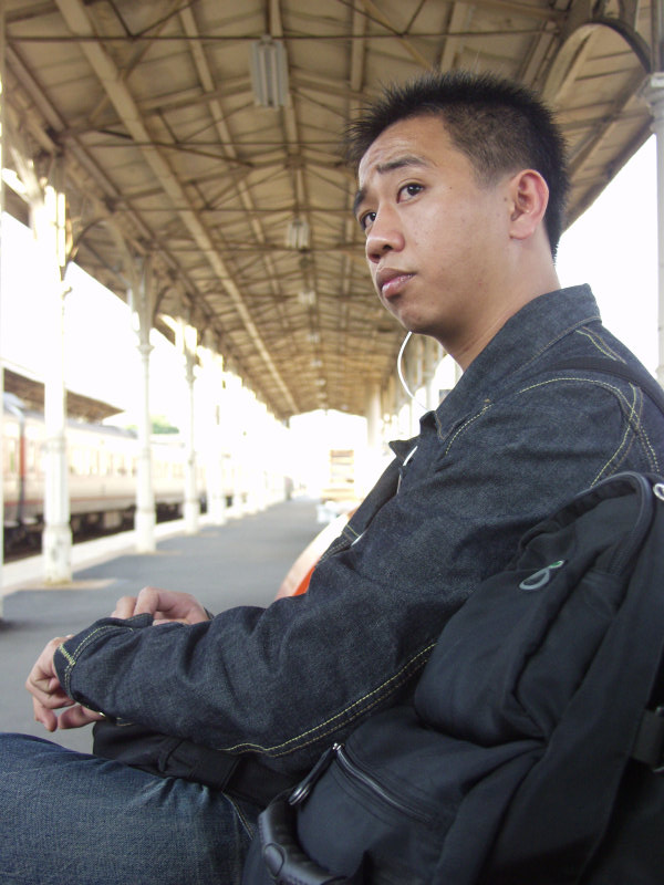 月台旅客特寫2005台中火車站台灣鐵路旅遊攝影