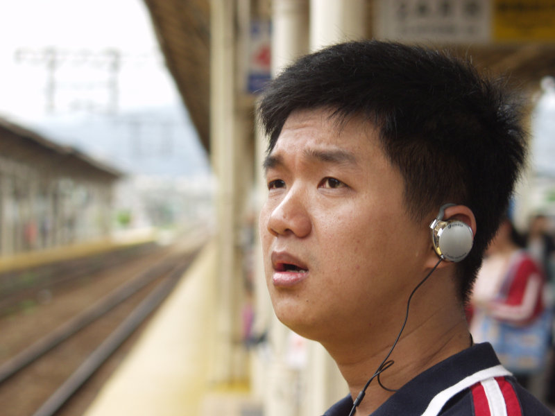 月台旅客特寫2005台中火車站台灣鐵路旅遊攝影