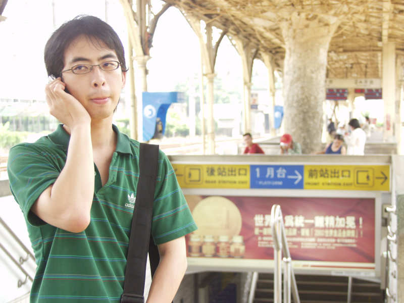 月台旅客特寫2005台中火車站台灣鐵路旅遊攝影