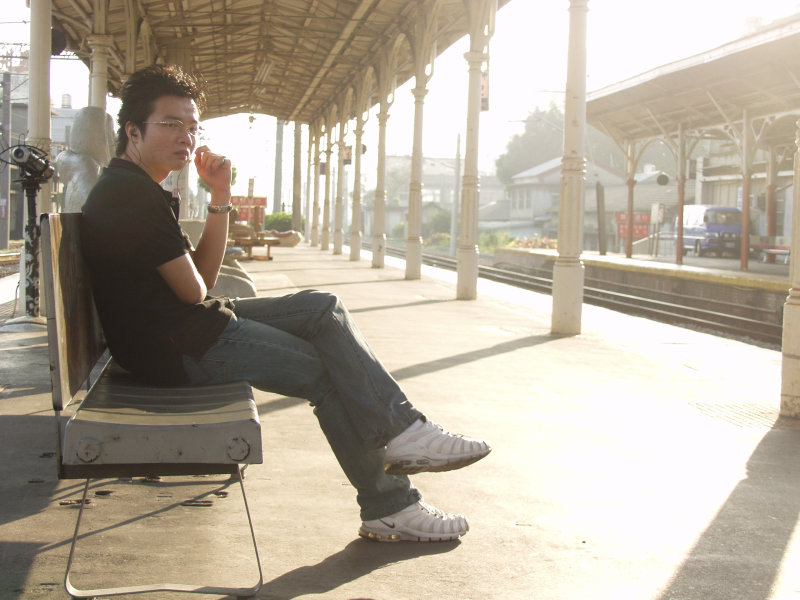 月台旅客特寫2005台中火車站台灣鐵路旅遊攝影