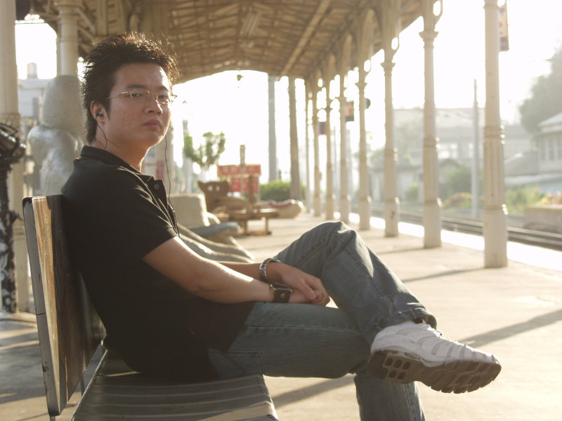 月台旅客特寫2005台中火車站台灣鐵路旅遊攝影