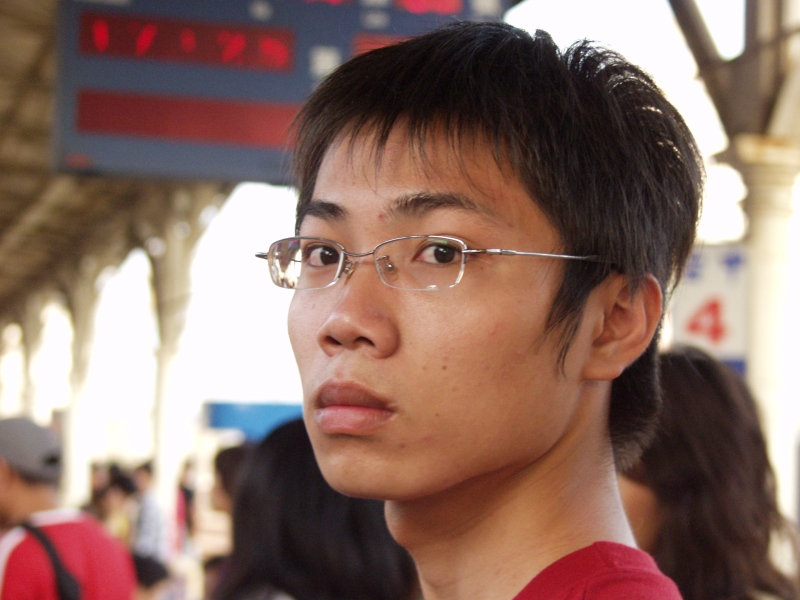 月台旅客特寫2005台中火車站台灣鐵路旅遊攝影