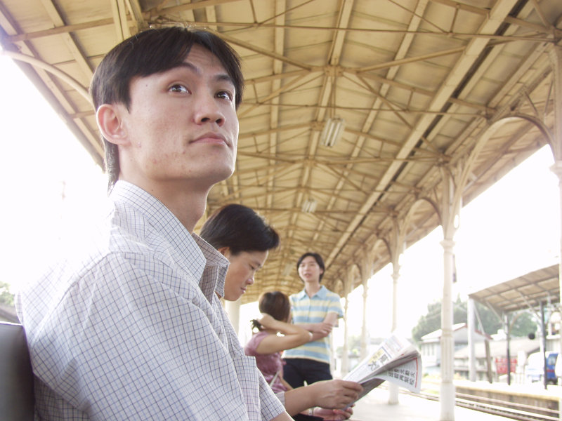 月台旅客特寫2005台中火車站台灣鐵路旅遊攝影